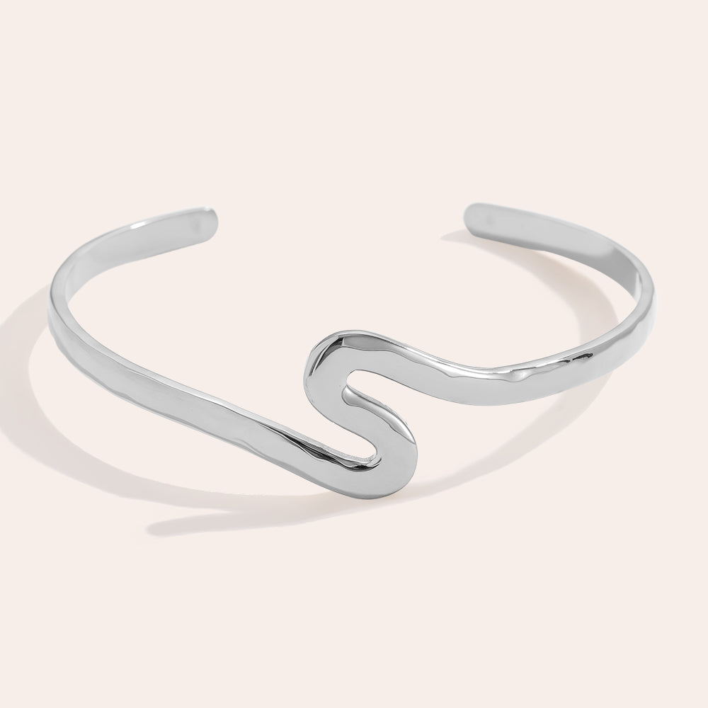 Silberner Oberarm Cuff im Z-Design – Detailansicht
