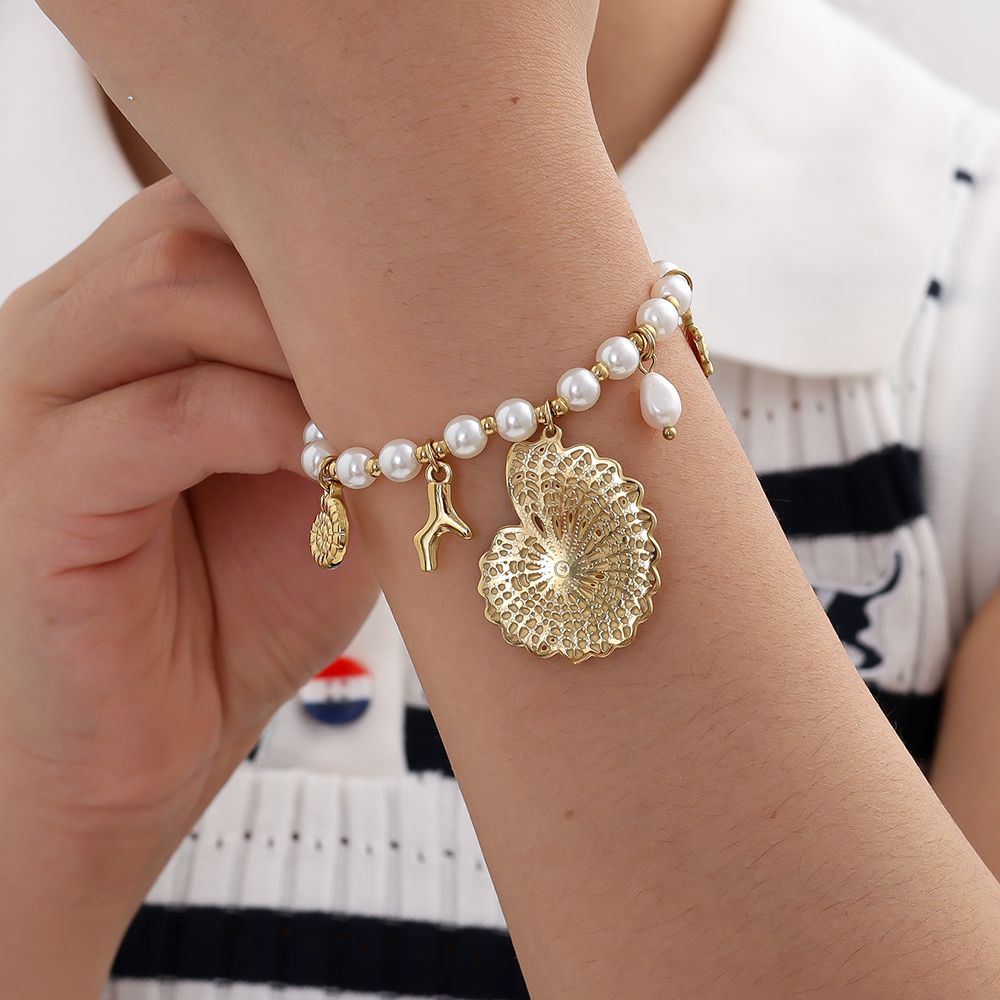 Goldenes Pearl Charm Armband mit Muschel-Anhängern