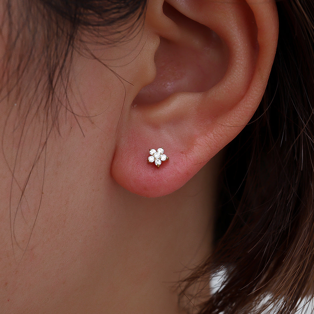 Zirkonia Blumen Piercing Gold – Tragebild