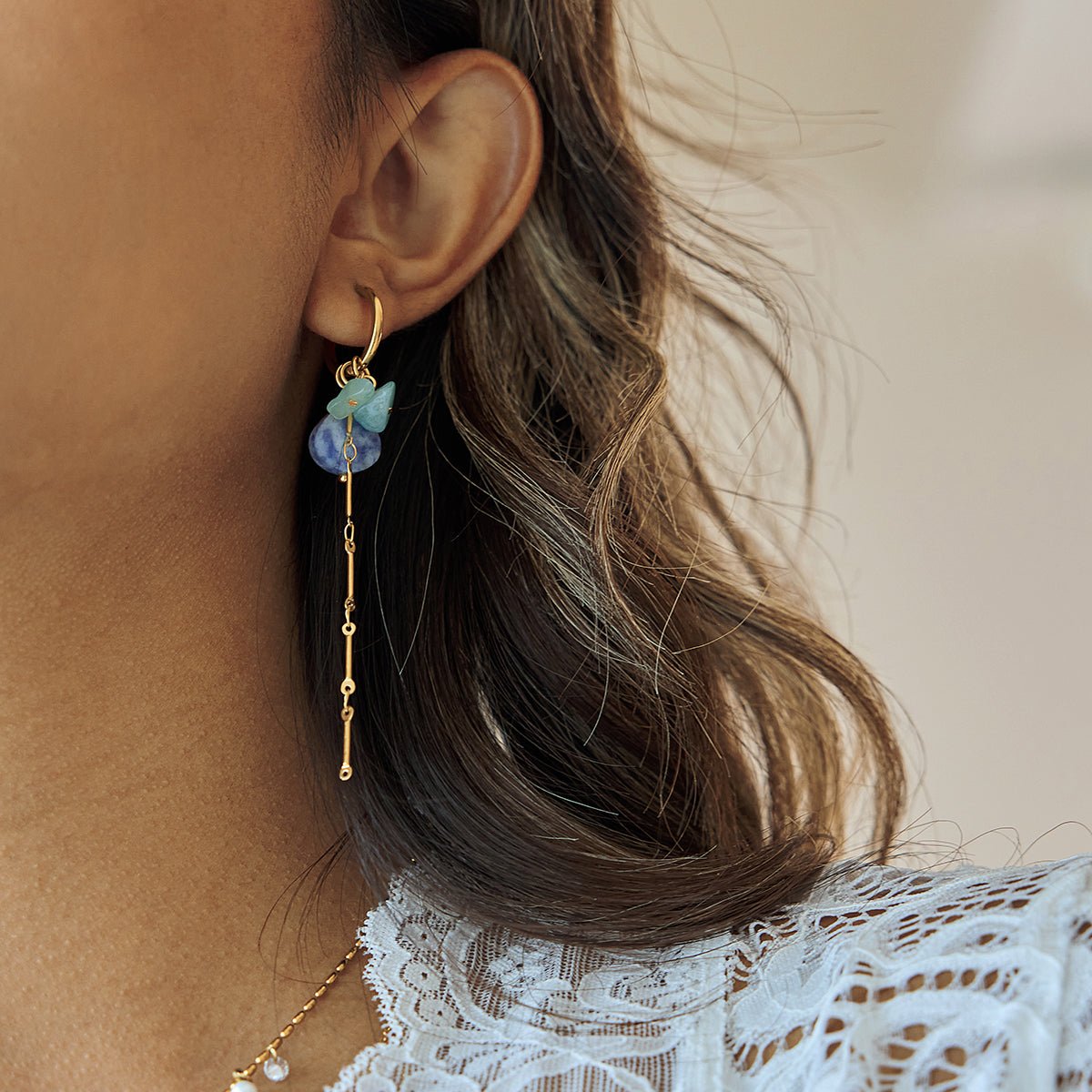 Blue Stone Drops – Goldene Hängeohrringe mit Naturstein & Filigraner Kette - PULXERA
