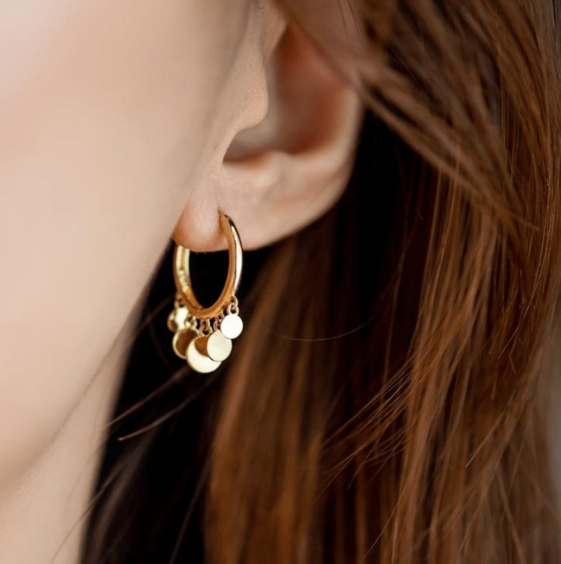 Golden Cascade Hoops – Elegante Creolen mit schimmernden Plättchen - Anhängern - PULXERA