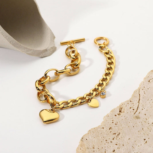 Heart Chain Armband 18K Goldlook auf Stein Flatlay – Edelstahl Herzanhänger Armband wasserfest PULXERA