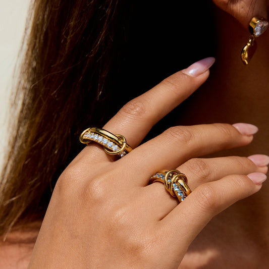 Diamant Stapelring 18K Goldlook getragen an der Hand – weiße Zirkonia Edelstahl Ring wasserfest PULXERA