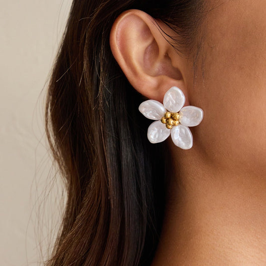 Pearl Bloom Ohrstecker – Elegante Blumen mit Perlmutt - Glanz - PULXERA