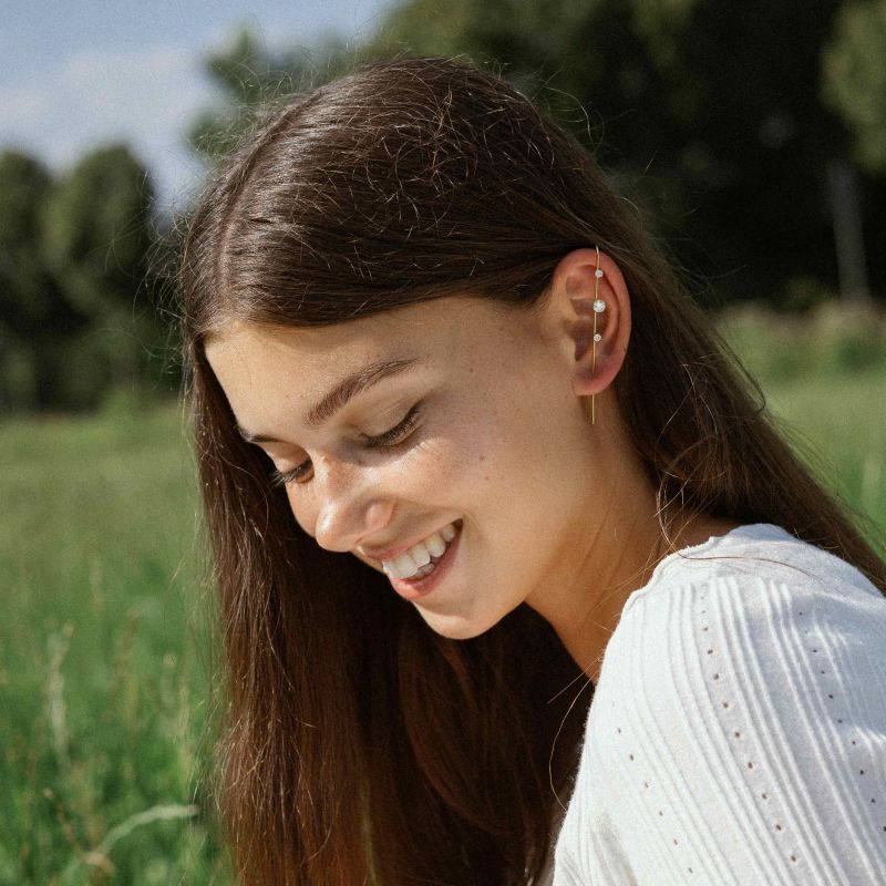 Goldener Crystal Ear Cuff mit funkelnden Stein-Details