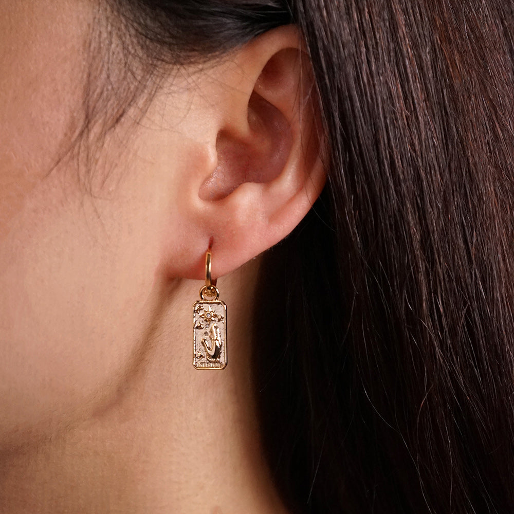 Goldene Ohrringe Touching the Star – Detailansicht