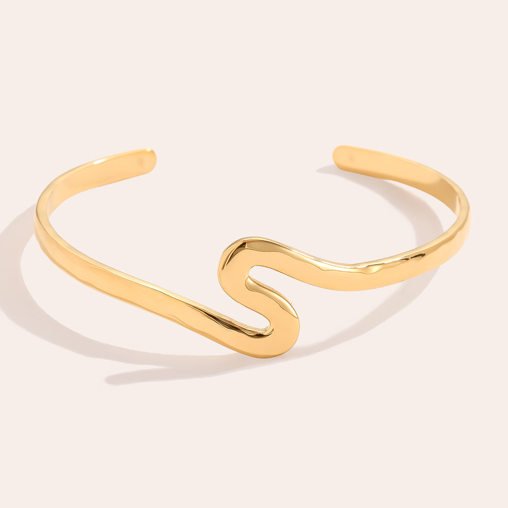 Goldener Oberarm Cuff im Z-Design – Detailansicht