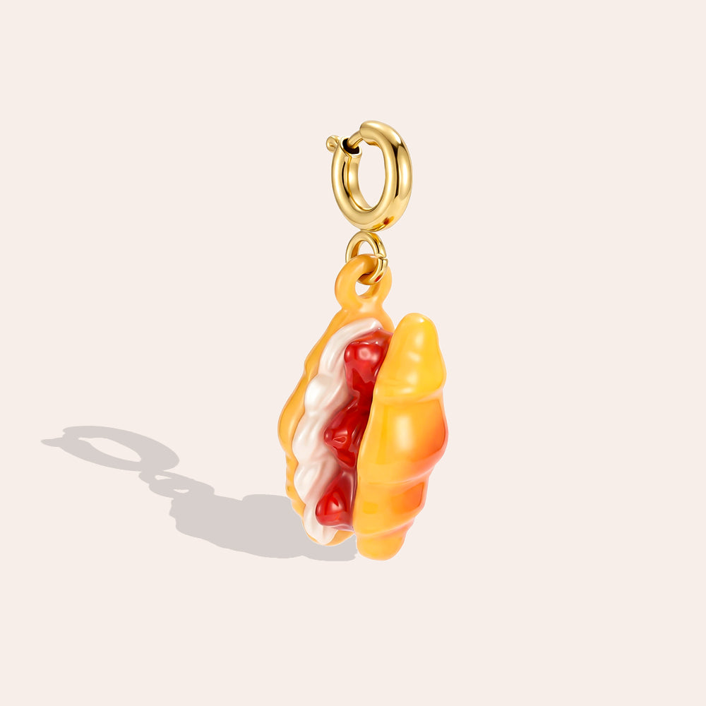 Charm - Hotdog im 18K Gold look – Detailansicht