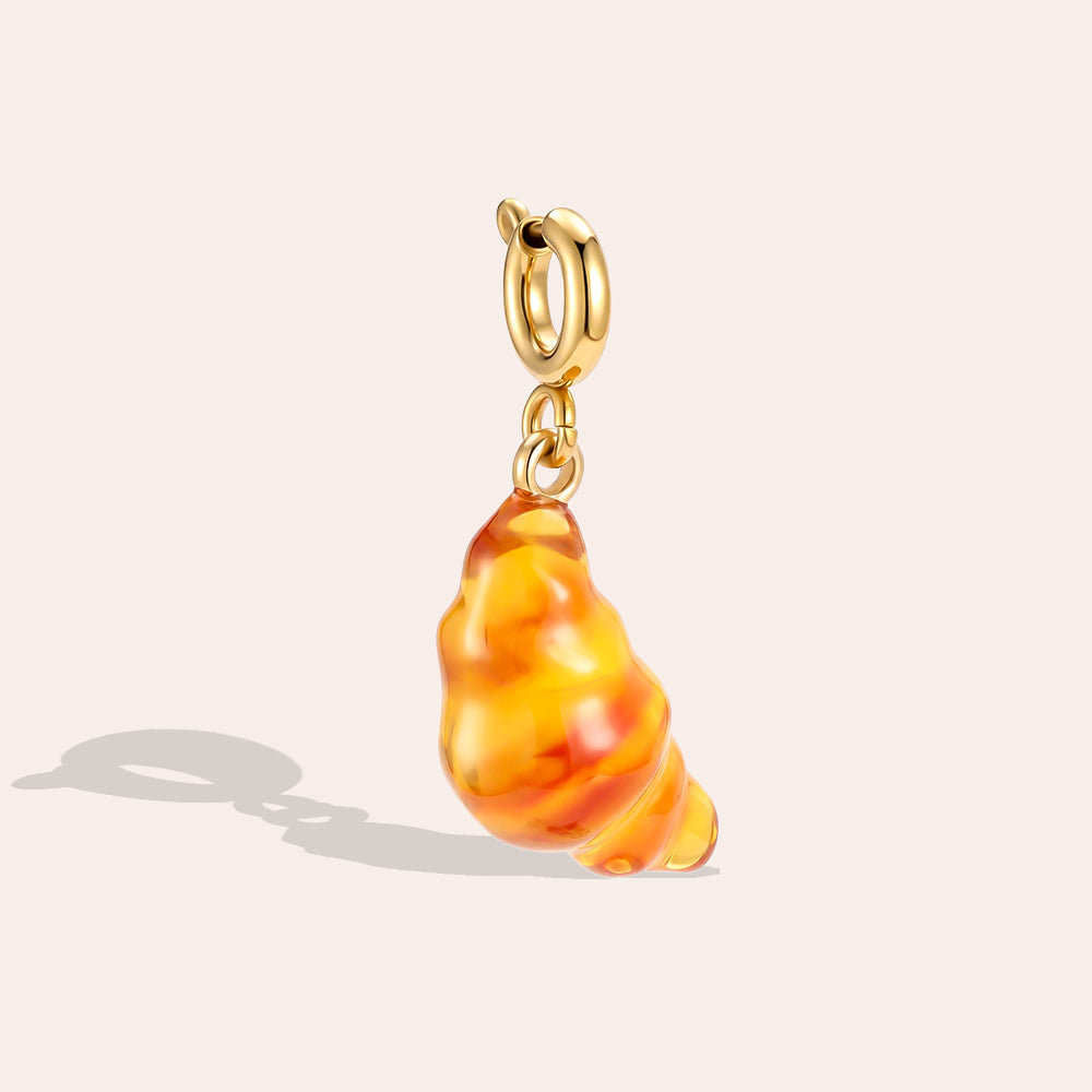 Charm - Croissant im 18K Gold look – Detailansicht