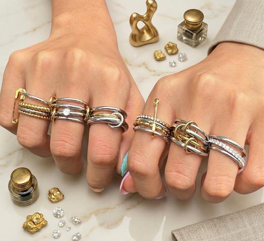 Bicolor Stapelring getragen an der Hand – Silber Gold Edelstahl Schmuck wasserfest PULXERA