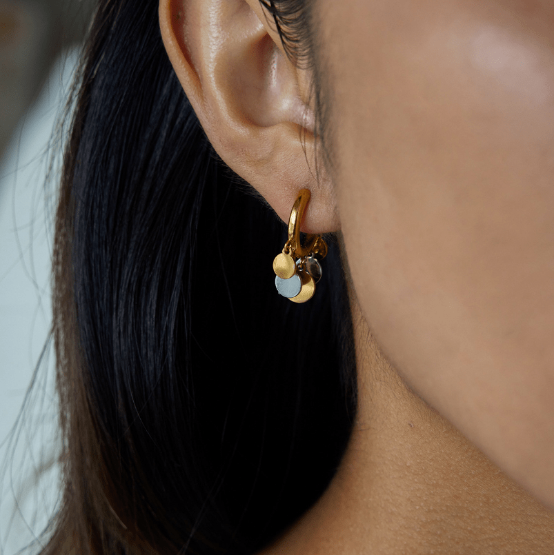 Bi - Color Dangle Hoops – Gold - Silber Creolen mit schimmernden Plättchen - PULXERA