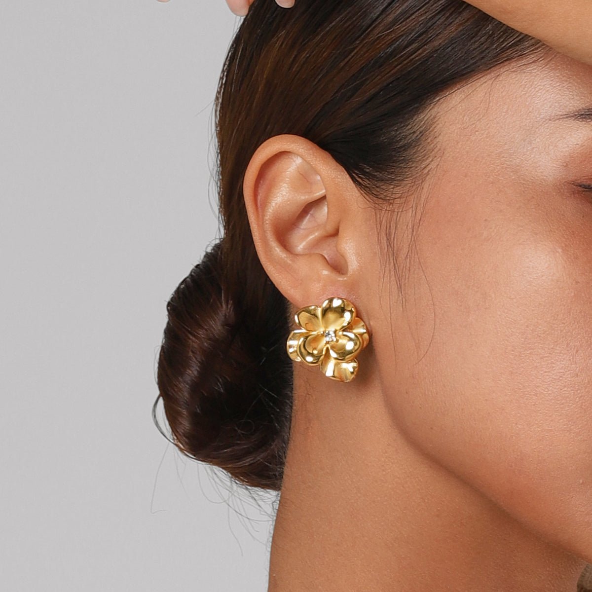 Blooming Pearl Flower – Goldene Blüten - Ohrstecker mit Perlenglanz - PULXERA