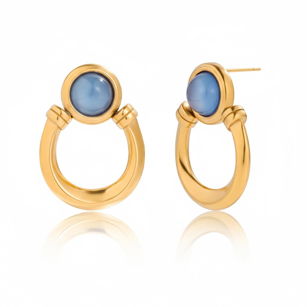 Blue Stone Elegance Hoops – Goldene Creolen mit blauem Cabochon - Stein - PULXERA