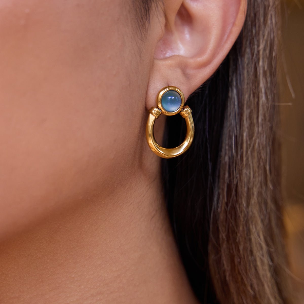 Blue Stone Elegance Hoops – Goldene Creolen mit blauem Cabochon - Stein - PULXERA