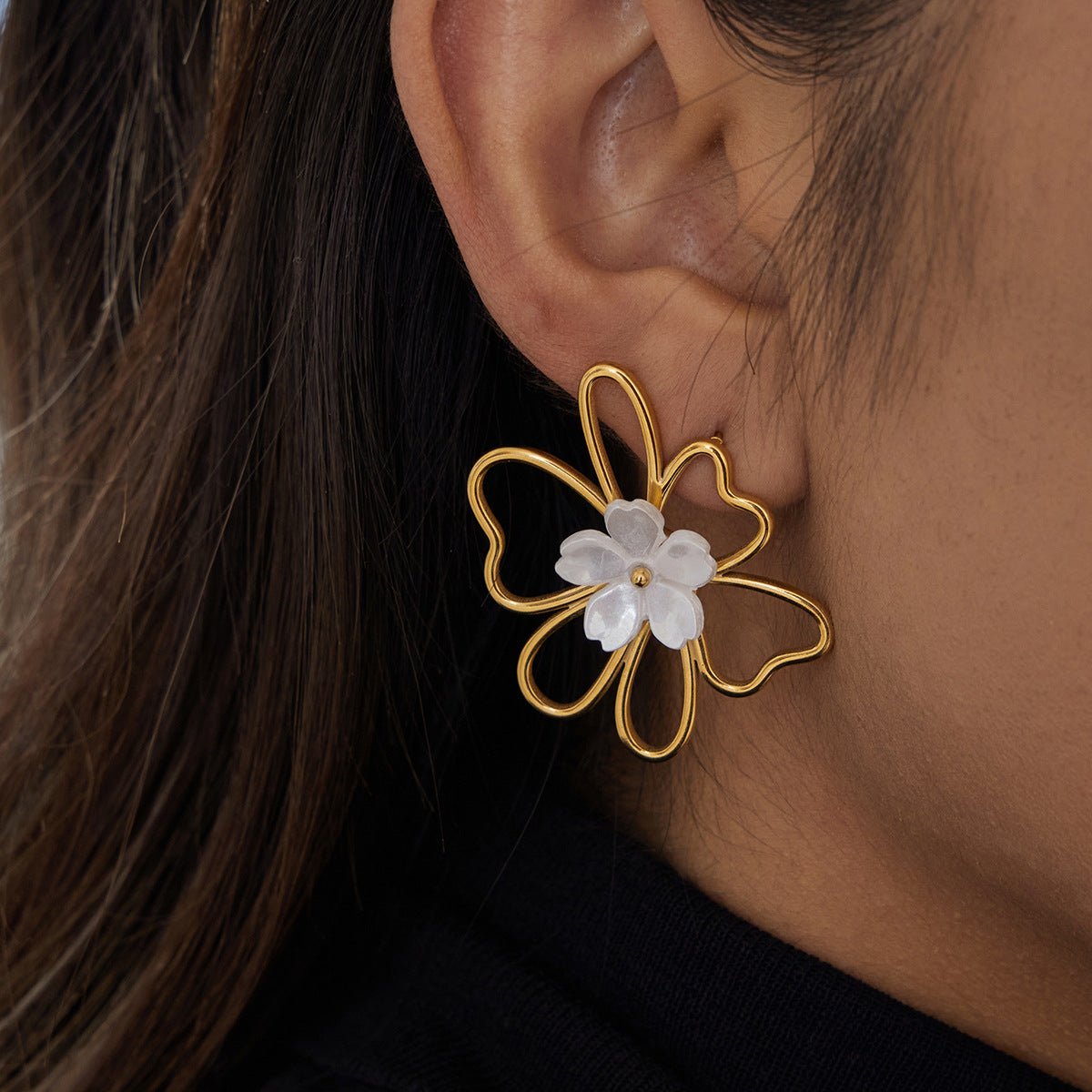 Butterfly Blossom Ohrstecker – Gold - Blütenmix im Statement - Design - PULXERA