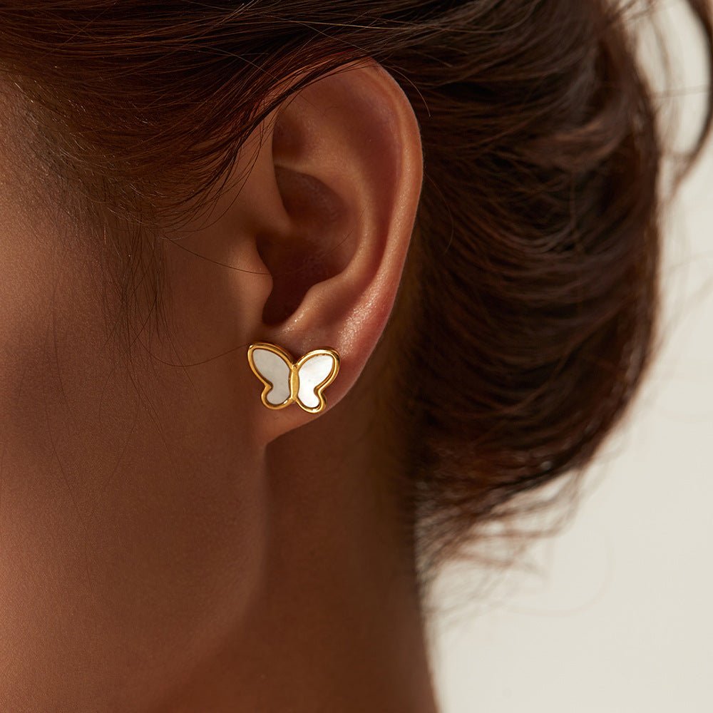 Butterfly Pearl Outline Studs – Vergoldete Schmetterlings - Ohrringe mit Perlmutt - Detail - PULXERA