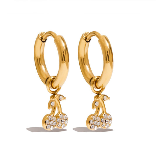 Cherry Crystal Hoop Earrings – Vergoldete Creolen mit funkelndem Kirschanhänger - PULXERA