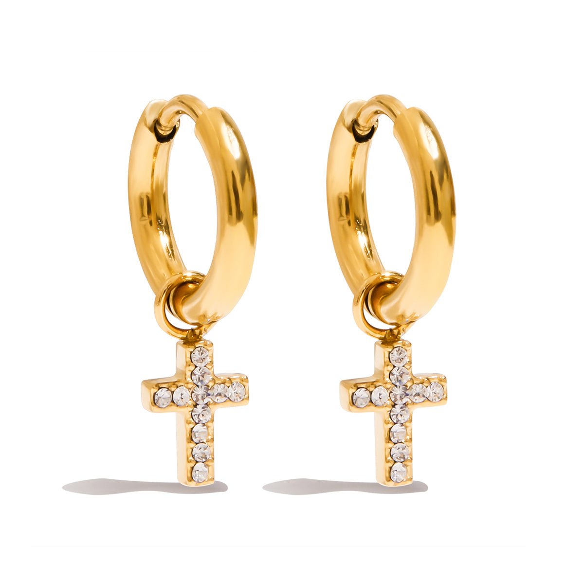 Cross Crystal Hoop Earrings – Vergoldete Creolen mit funkelndem Kreuzanhänger - PULXERA