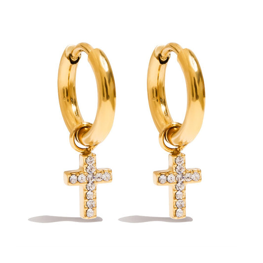 Cross Crystal Hoop Earrings – Vergoldete Creolen mit funkelndem Kreuzanhänger - PULXERA