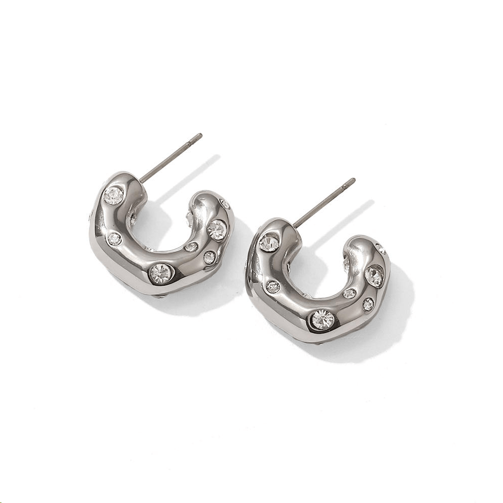 Crystal Curve Hoops – Silberne Ohrstecker mit Klare - Stein Akzenten - PULXERA