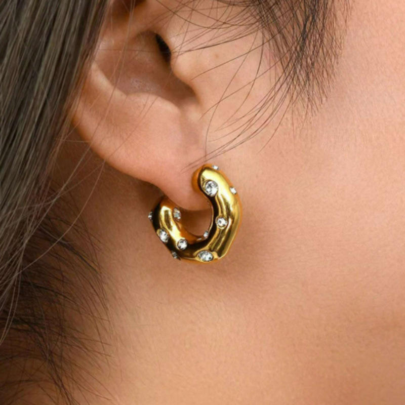 Crystal Curve Hoops – Silberne Ohrstecker mit Klare - Stein Akzenten - PULXERA