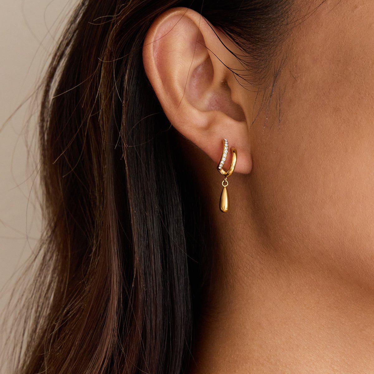 Crystal Drop Hoops – Goldene Creolen mit funkelndem Anhänger - PULXERA