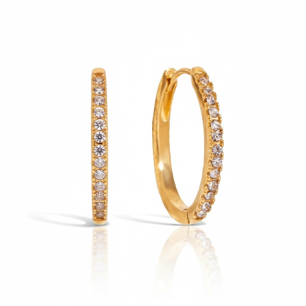 Elegant Crystal Line Hoops – Feine Goldcreolen mit Strassbesatz - PULXERA