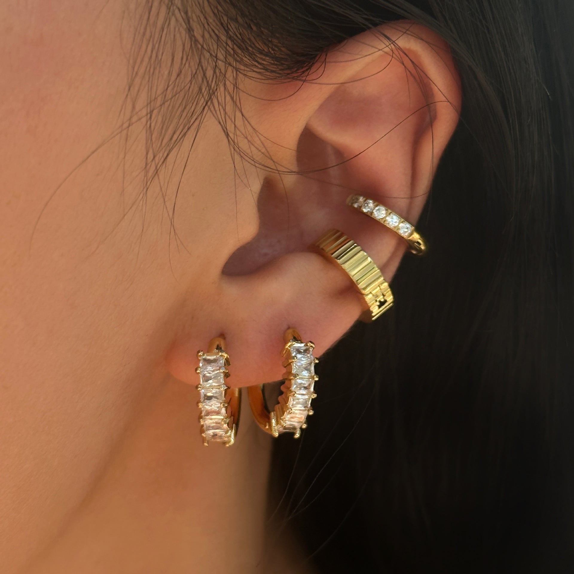 Elegant Crystal Row Hoops – Goldene Creolen mit funkelnden Zirkonia - PULXERA