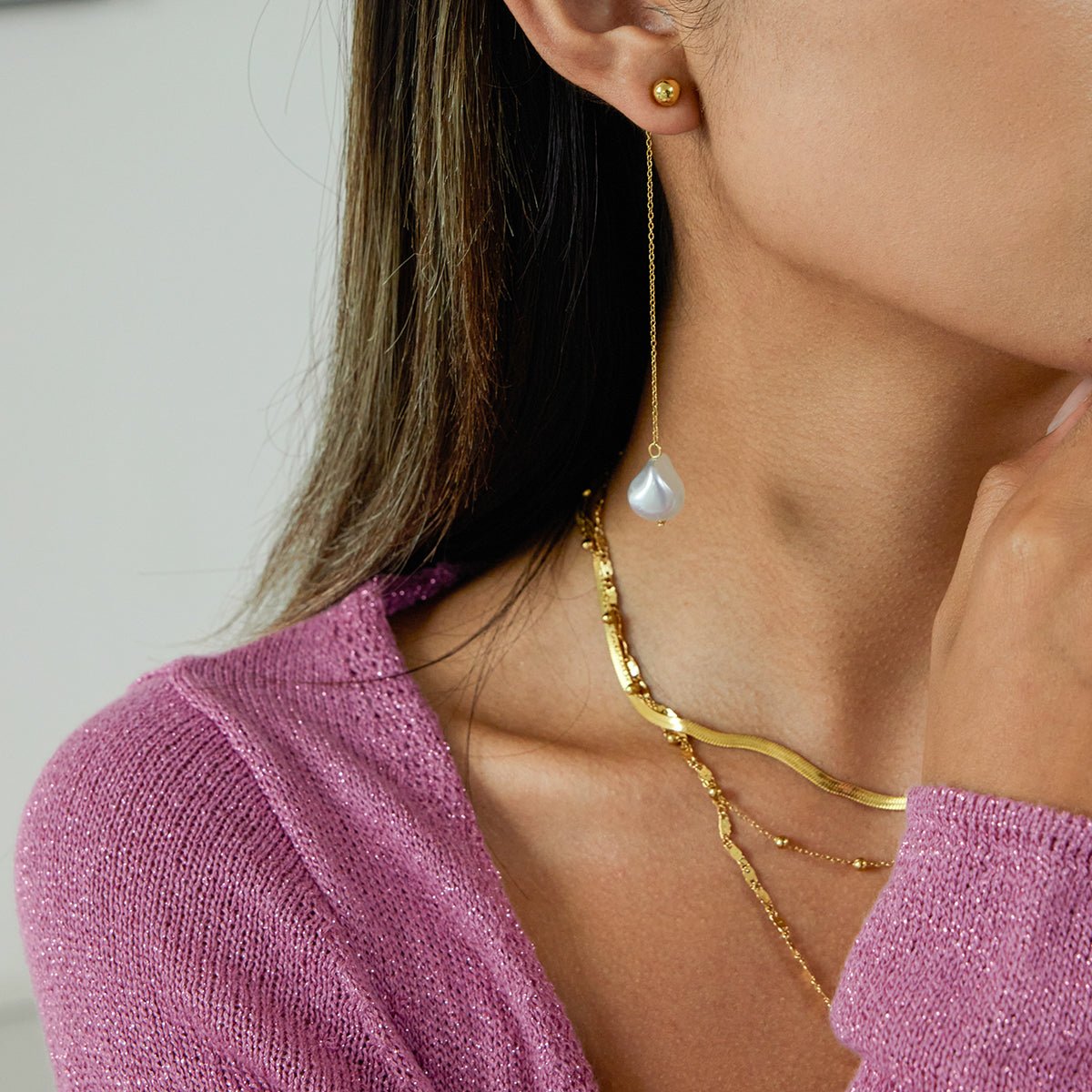 Elegant Pearl Droplets – Goldene Kettenohrringe mit Barockperlen - PULXERA