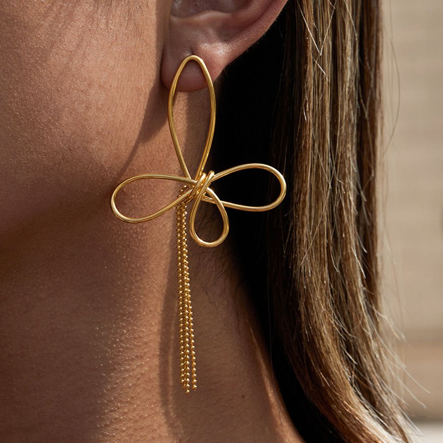 Golden Bowline Drop Earrings – Filigrane Schleifen - Ohrringe mit zartem Kettenanhänger - PULXERA