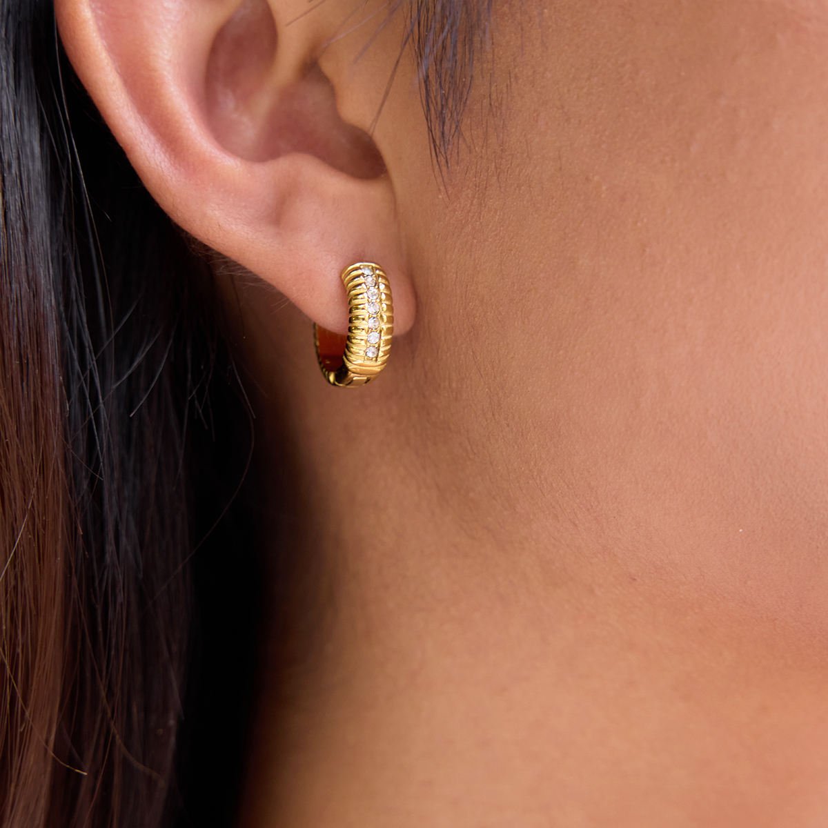 Golden Crystal Ridge Hoops – Strukturierte Creolen mit Strasslinie - PULXERA