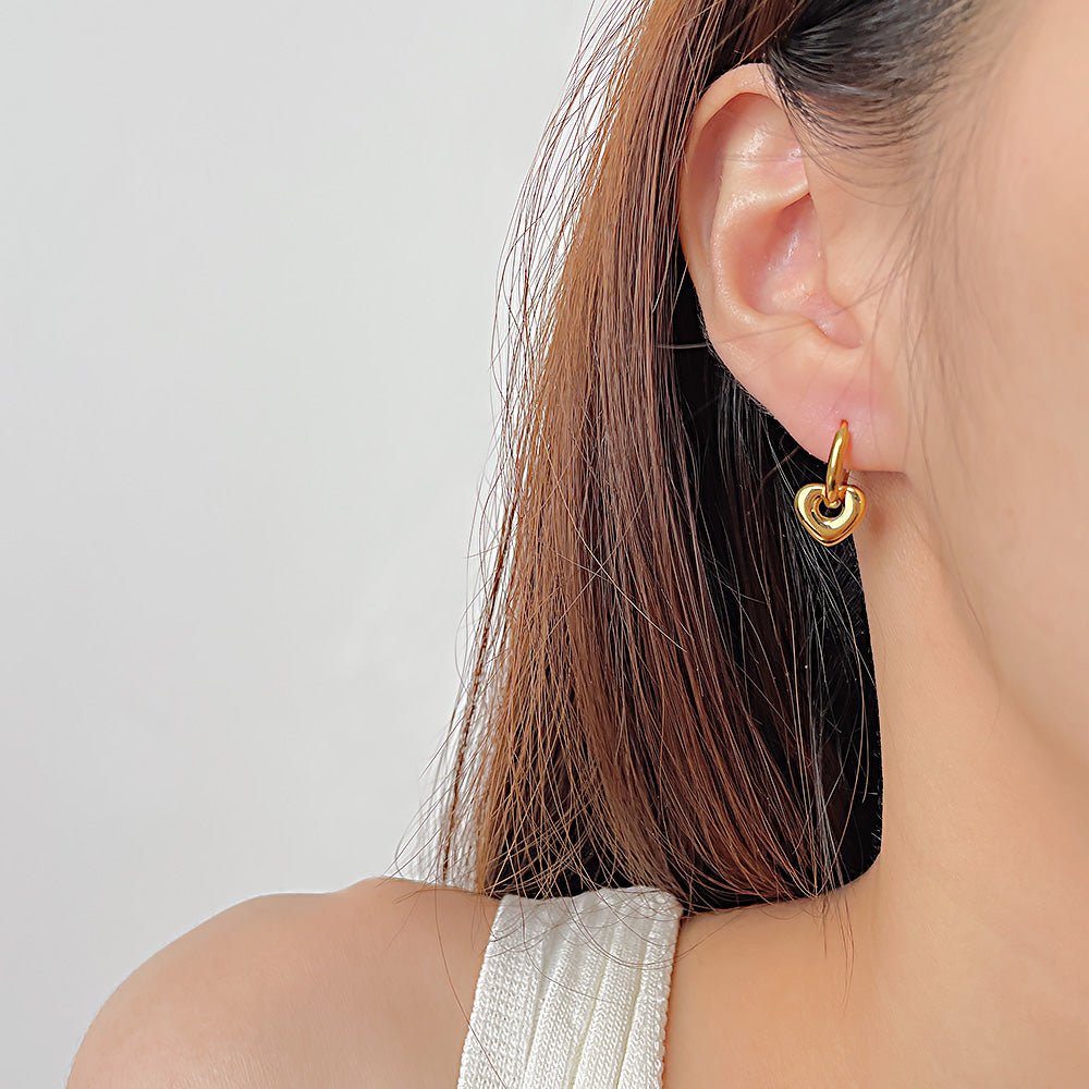 Golden Heart Hoop Earrings – Vergoldete Creolen mit Herzanhänger - PULXERA