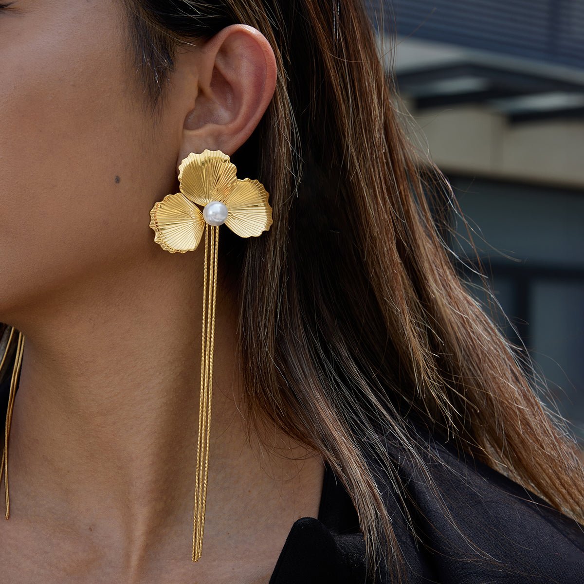 Golden Petal Pearl Drops – Elegante Blumen - Ohrringe mit Perle & langen Goldsträngen - PULXERA