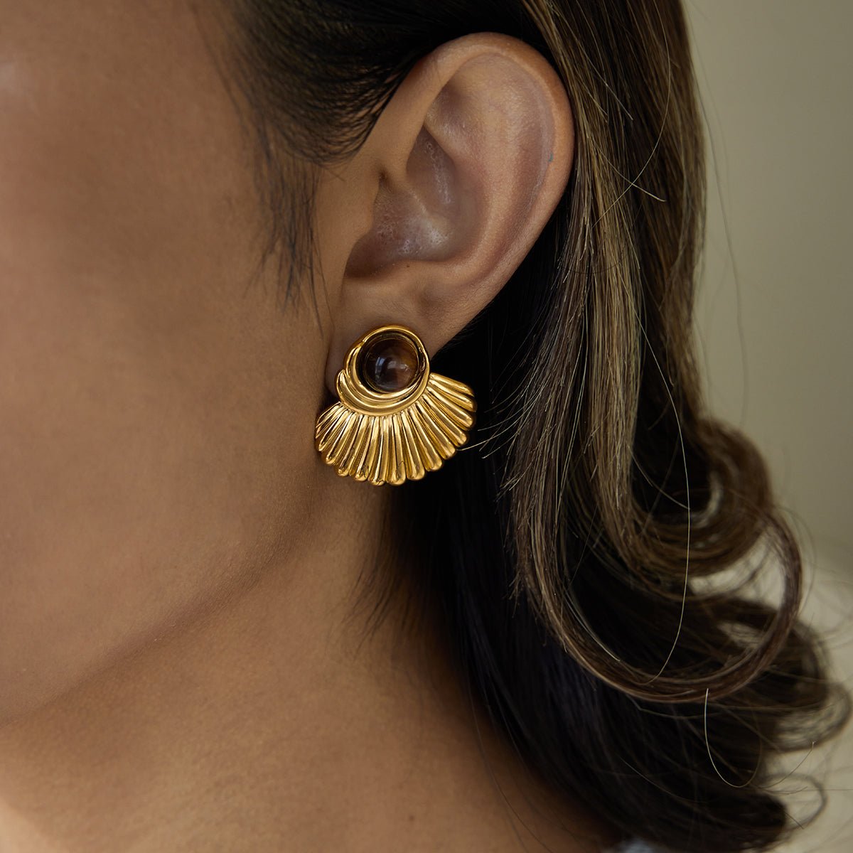 Golden Shell Elegance – Goldene Muschel - Ohrringe mit Tigerauge - Effekt - PULXERA