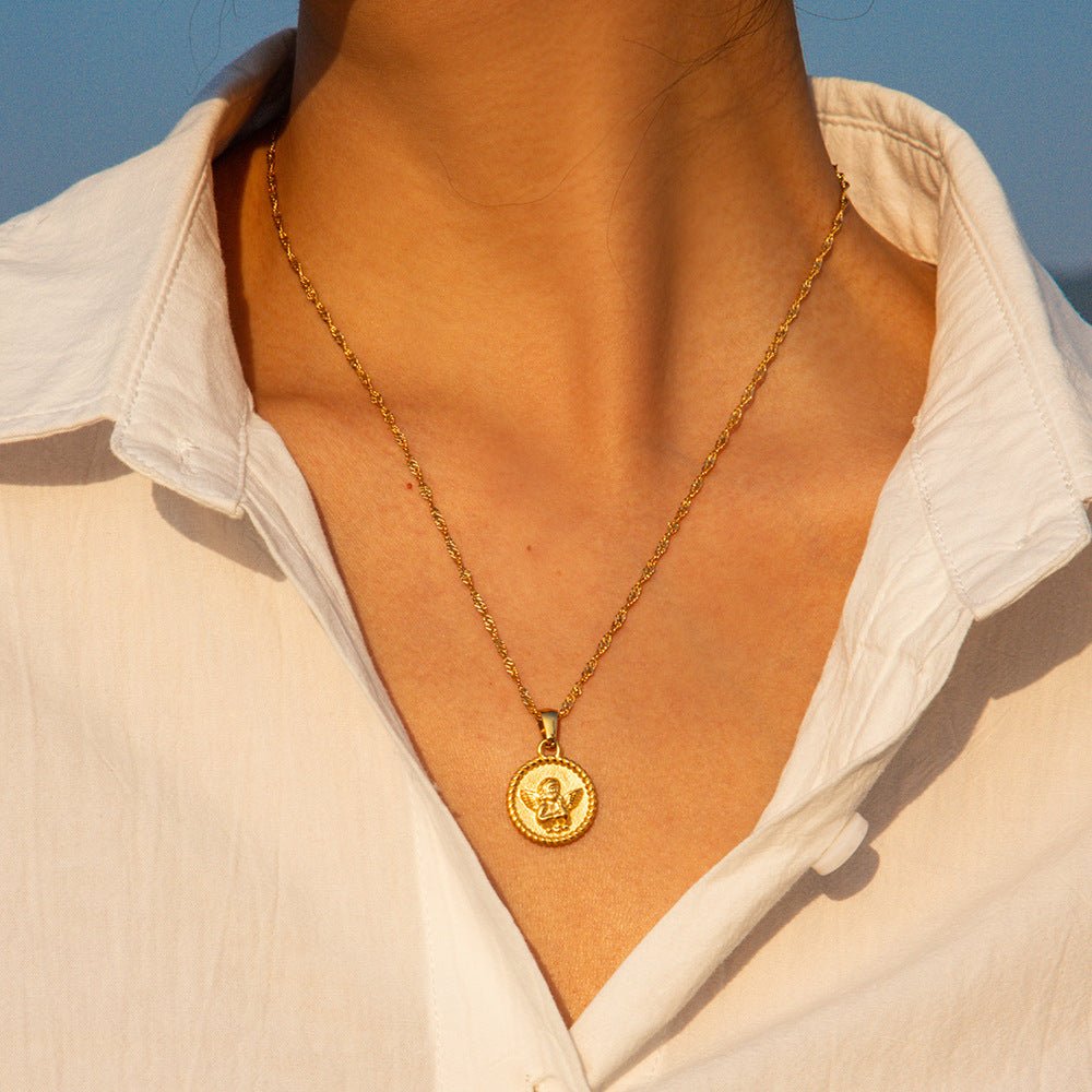 Halskette „Angel Coin“ – Goldene Medaille mit Engelmotiv - PULXERA