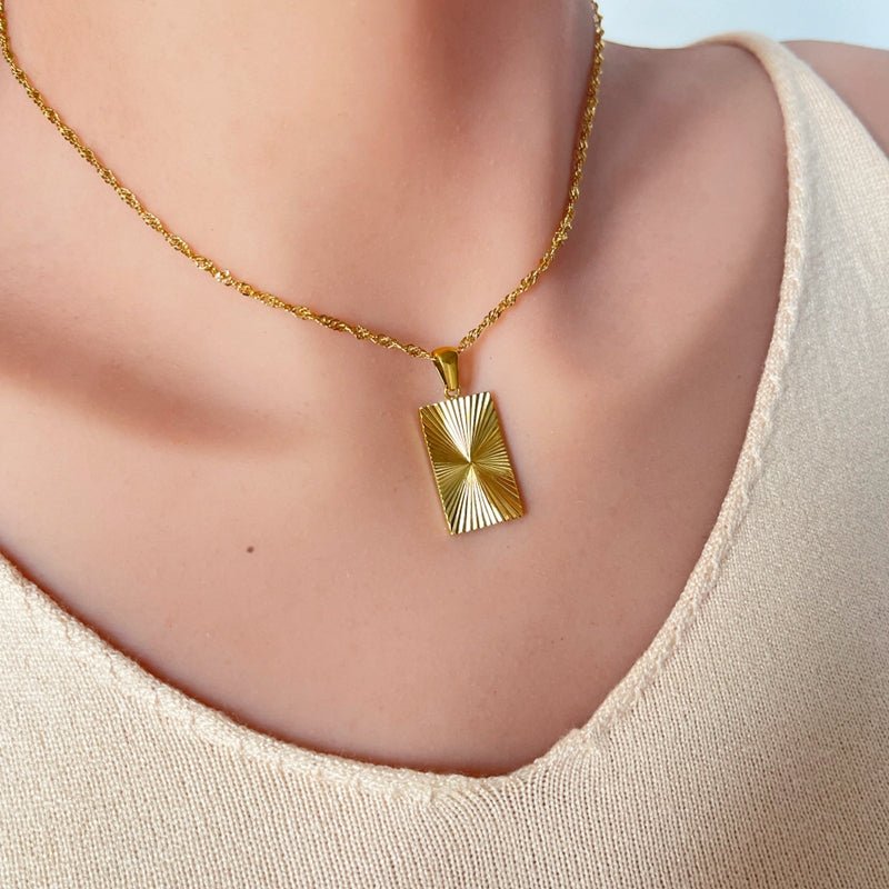 Halskette „Spektral Shine“ – Rechteckiger Anhänger mit Strahlendesign – Gold - PULXERA