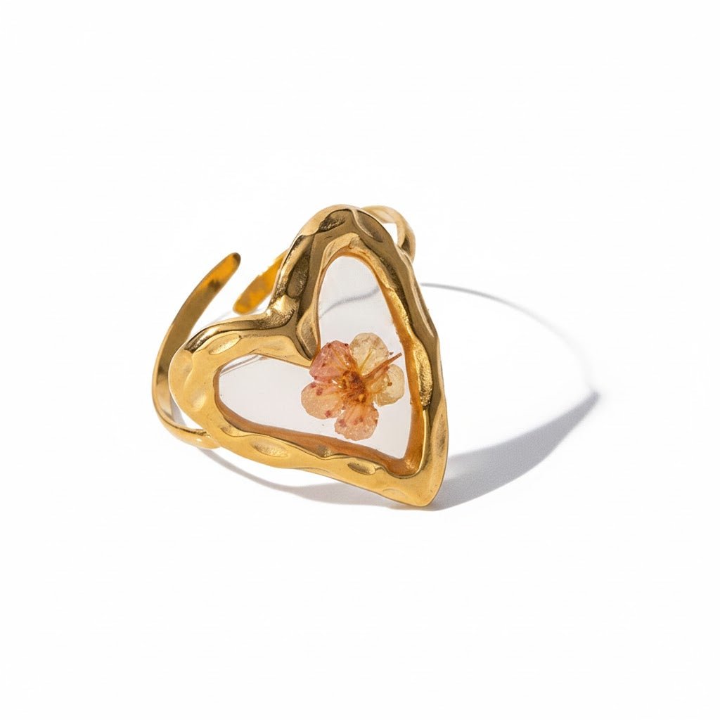 Heart Blossom Ring – Vergoldeter Herzring mit zarter Blüteneinlage - PULXERA