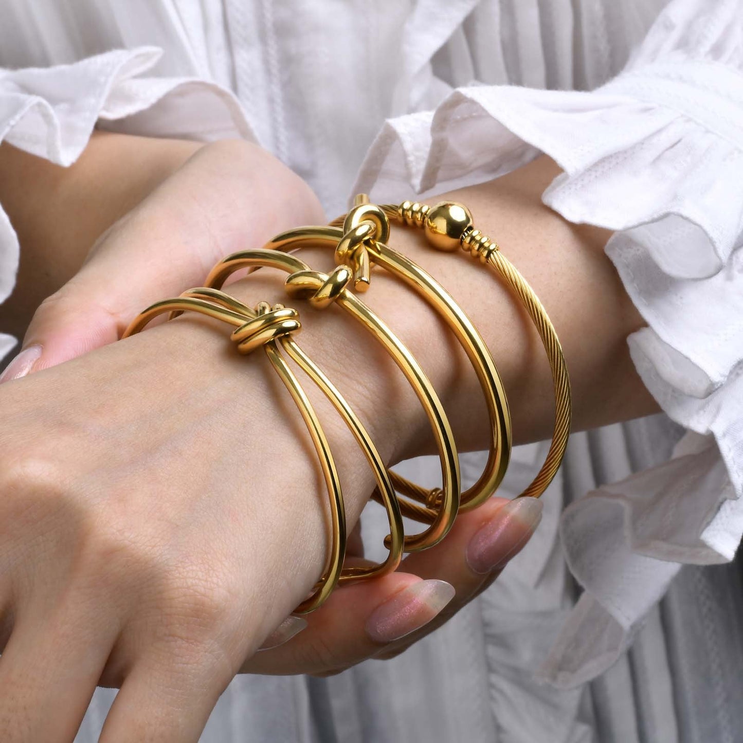Infinity Knot Armreif im 18K Gold Look - PULXERA