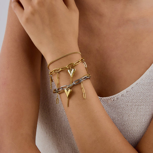 Layered Heart Charm Armband getragen am Handgelenk – 18K Goldlook Edelstahl Armband wasserfest PULXERA