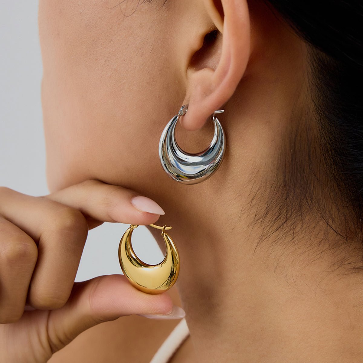 Liquid Silver Hoops – Tropfenförmige Creolen in Hochglanz - Silber - PULXERA