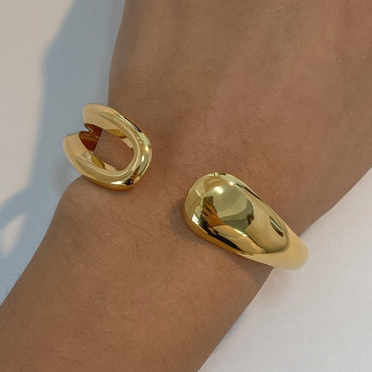 Open Wave Armreif im 18K Gold Look - PULXERA