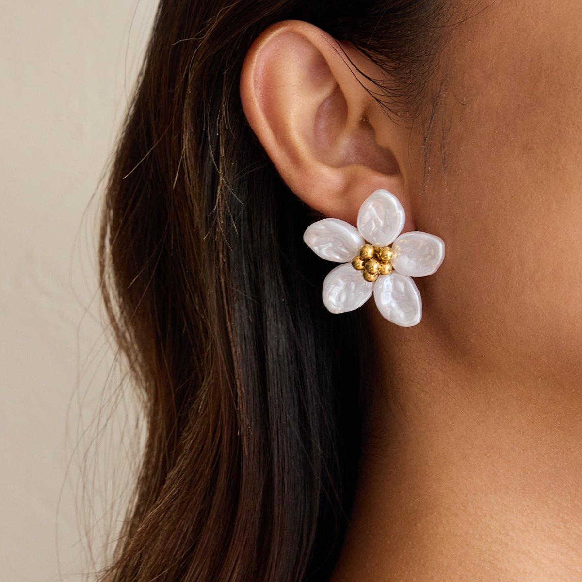 Pearl Bloom Ohrstecker – Elegante Blumen mit Perlmutt - Glanz - PULXERA