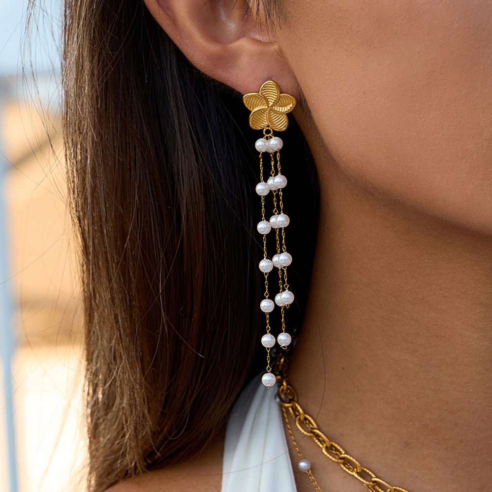 Pearl Blossom Drop Earrings – Elegante Blumen - Ohrringe mit Perlenketten - PULXERA
