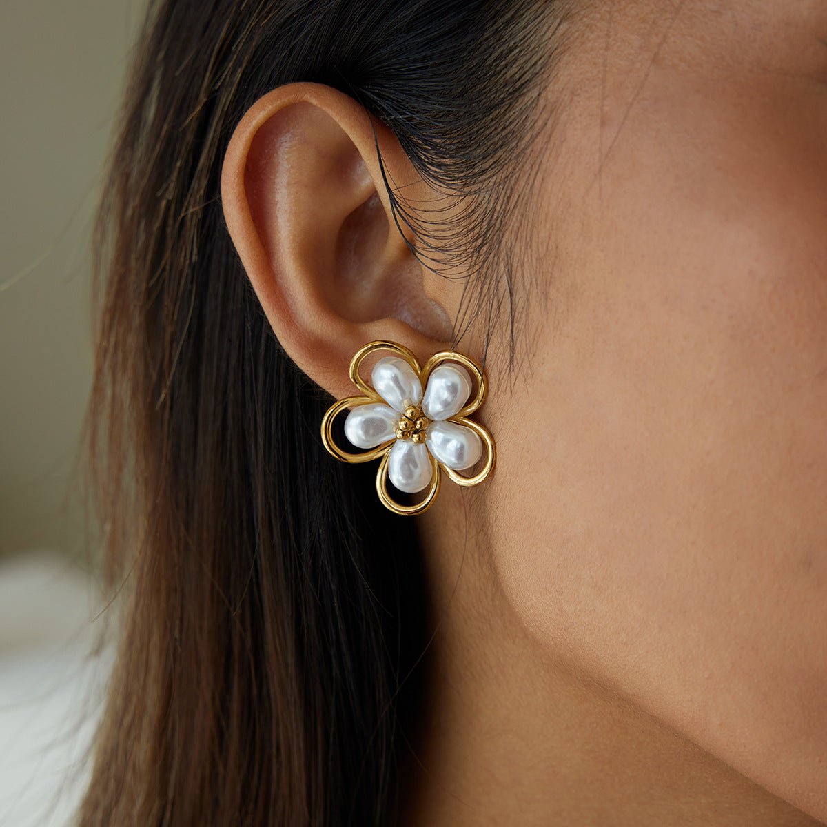 Pearl Blossom Ohrstecker – Elegante Blumen mit Perlenoptik - PULXERA