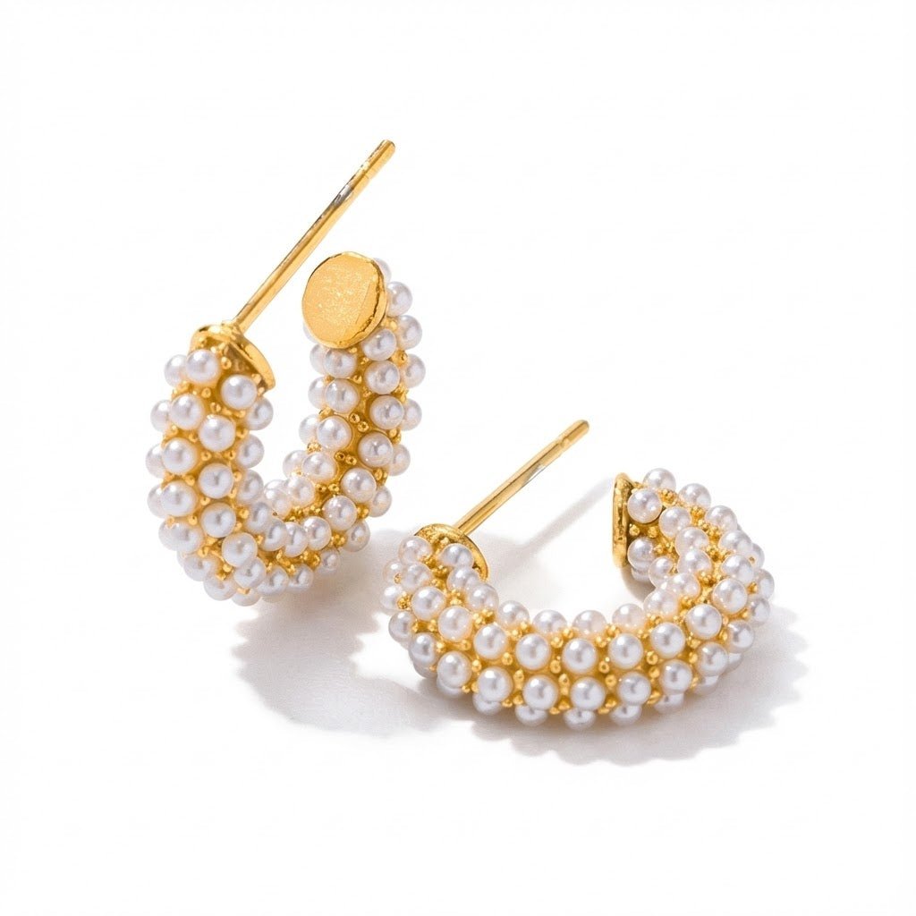 Pearl Cluster Hoop Earrings – Vergoldete Creolen mit edlen Mini - Perlen - PULXERA