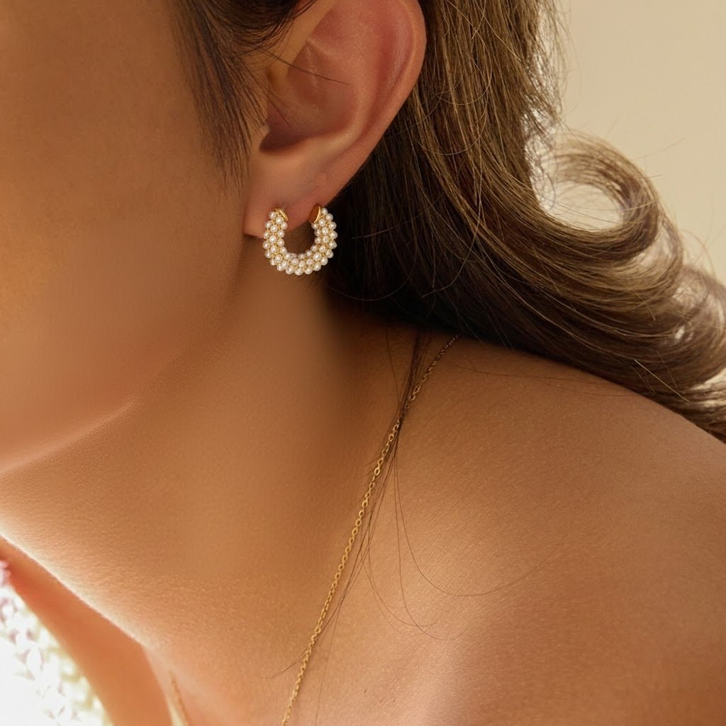 Pearl Cluster Hoop Earrings – Vergoldete Creolen mit edlen Mini - Perlen - PULXERA