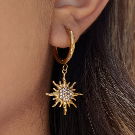 Radiant Sun Hoops – Goldene Sonnen - Ohrringe mit Zirkonia - PULXERA