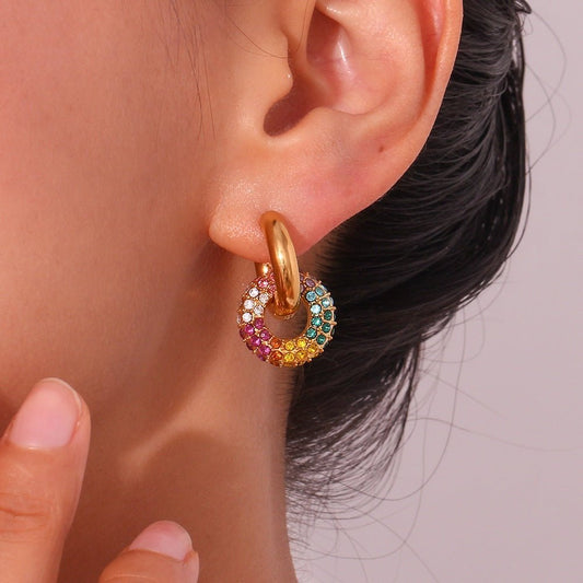 Rainbow Crystal Loop Earrings – Vergoldete Statement - Ohrringe mit bunten Zirkonia - PULXERA