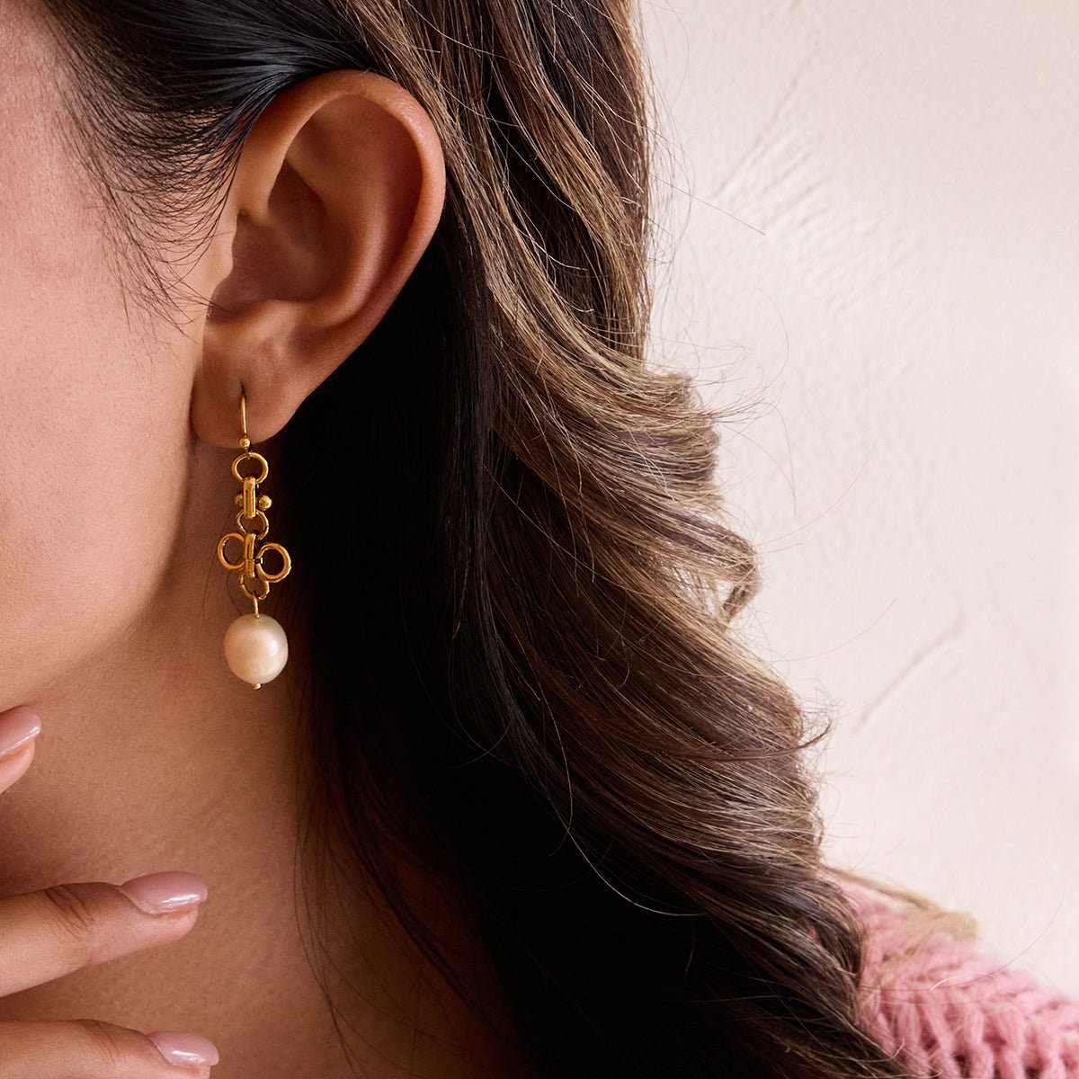 Royal Pearl Drop – Goldene Statement - Ohrringe mit echter Süßwasserperle - PULXERA