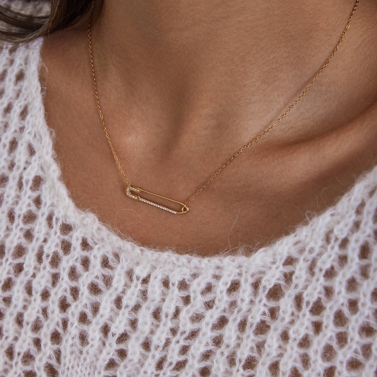 Safety Chic Necklace – Goldene Sicherheitsnadel - Kette - PULXERA